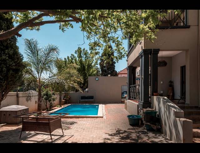 12 BEDROOM HOUSE FOR SALE IN KENSINGTON